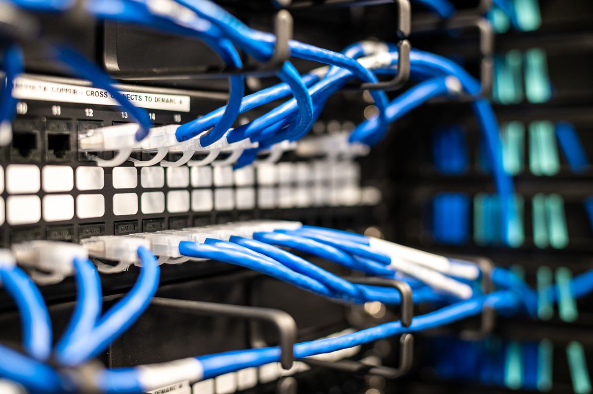 Server və şəbəkə infrastrukturu